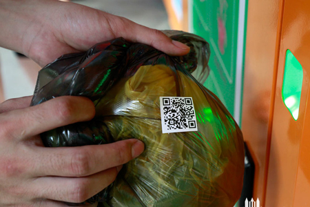 扫描垃圾袋上的二维码，翻开箱门，投放垃圾
